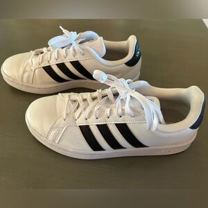 Adidas 8.5 women’s shoes! Excellent condition!
